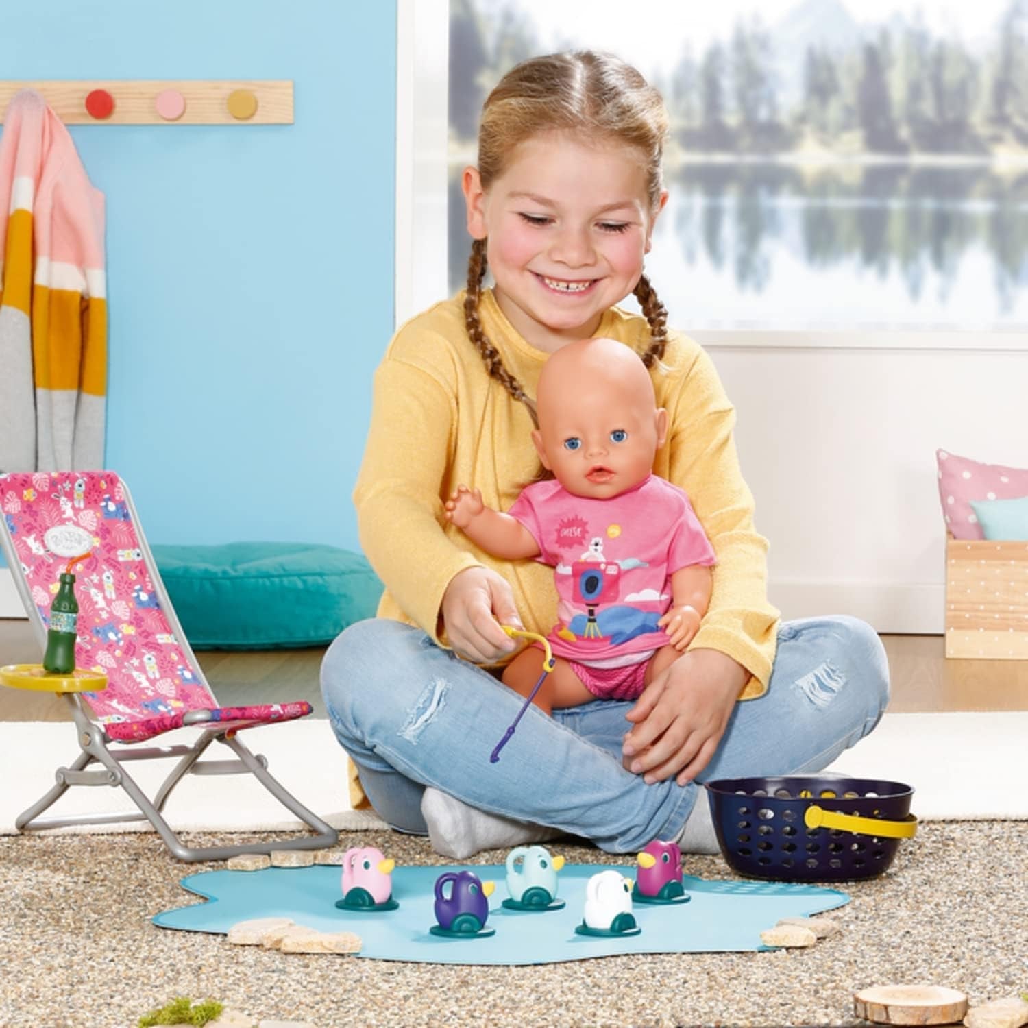 BABY born 832790 Weekend Fishing – Angelpuppen-Zubehörset mit lebendig bedruckter Liege, Beistelltisch, Glas, Korb, Entenküken und Angelrute sowie rosa langem Hemd, Pink