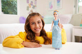 Bewegliche Mattel DISNEY Prinzessin Aschenputtel-Puppe mit glitzerndem Kleid, abnehmbaren Schuhen und Tiara, kämmbares Haar für Friseurspaß, ab 3 Jahren, HLW06 Naty Shop Dolls