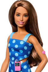 Barbie Fashionistas #242 Puppe mit Typ-1-Diabetes- und Polka-Dot-Outfit und Zubehör in Zusammenarbeit mit Breakthrough T1D, HYT97