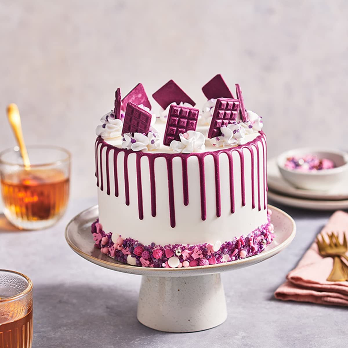 FunCakes Choco Drip Royal Purple: Köstlicher Geschmack, einfach zu verwenden, perfekt für Drip Cakes, Schokoladen-Drip-Geschmack. Wiederverschließbare Packung 180 g. Naty Shop Zuckerpaste