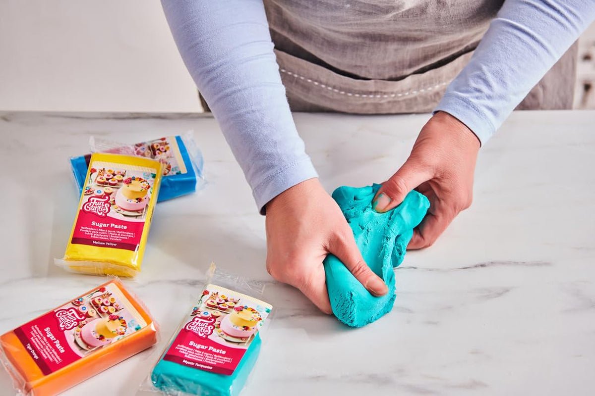 FunCakes rubinrote Fondantrolle: einfach zu verwenden, glatt, flexibel, weich und biegsam, perfekt zum Dekorieren von Kuchen, halal, koscher und glutenfrei, 250 g Naty Shop Zuckerpaste