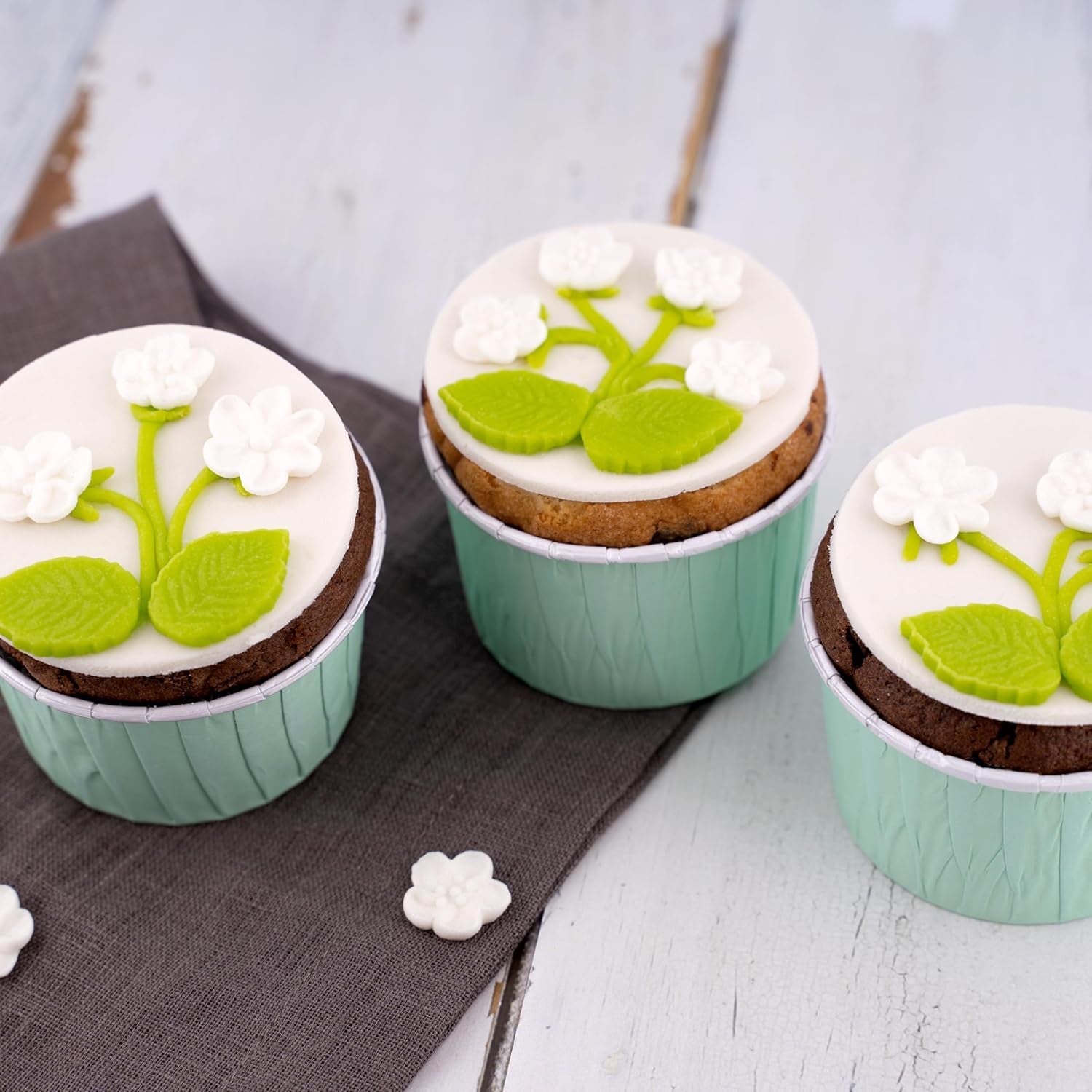 Günthart BackDecor 250g weißer Fondant, 100% vegan, palmölfrei, reißfest zum Überziehen von Kuchen und Gebäck, zum Modellieren geeignet, 2er Pack (1 x 250g) Naty Shop Zuckerpaste