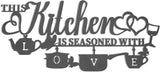 KHayRovies Küchen-Wanddekoration aus Metall „This Kitchen is Seasoned with Love“, schwarzes Wortnamensschild, rustikale Eisenbuchstaben, Zitate für die Küche, Bauernhaus, Wohnzimmer, Statuetten und Skulpturen, Naty Shop A