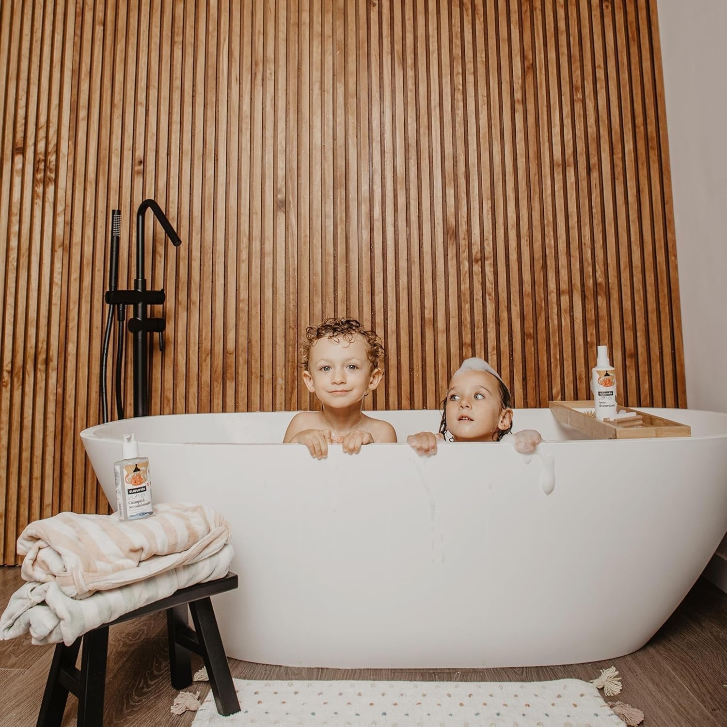 Suavinex, Pflegeshampoo für Kinder von 3 bis 10 Jahren, allergenfrei, parabenfrei, silikonfrei, für empfindliche Haut geeignet, kein Tränen oder Ziehen, 95 % Inhaltsstoffe natürlichen Ursprungs, Kinder – Bade- und Hautpflege Naty Shop