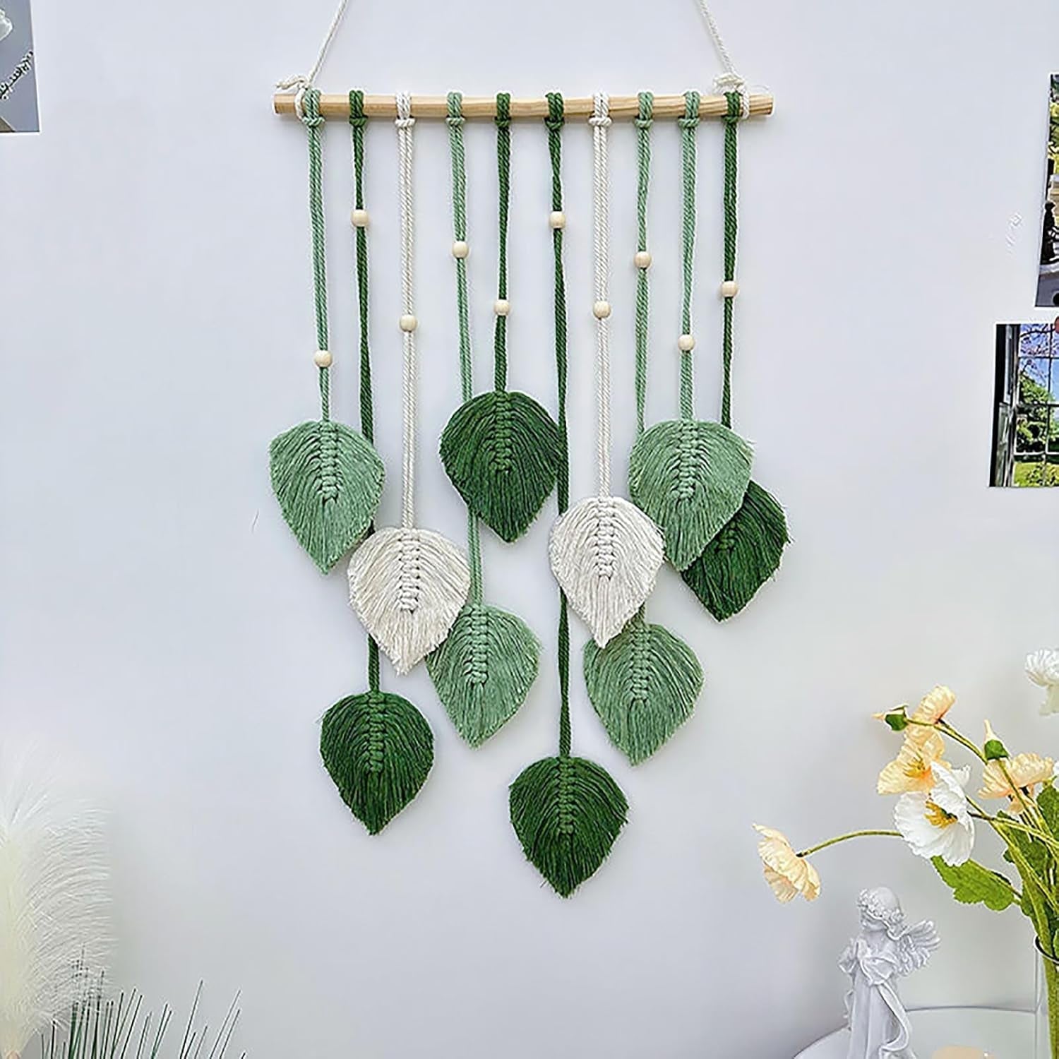 Natürlicher grüner Wandteppich, der die Schlafzimmerwände des Zimmers schmückt. Startseite – Accessoires und Dekorationen Naty Shop Greetings
